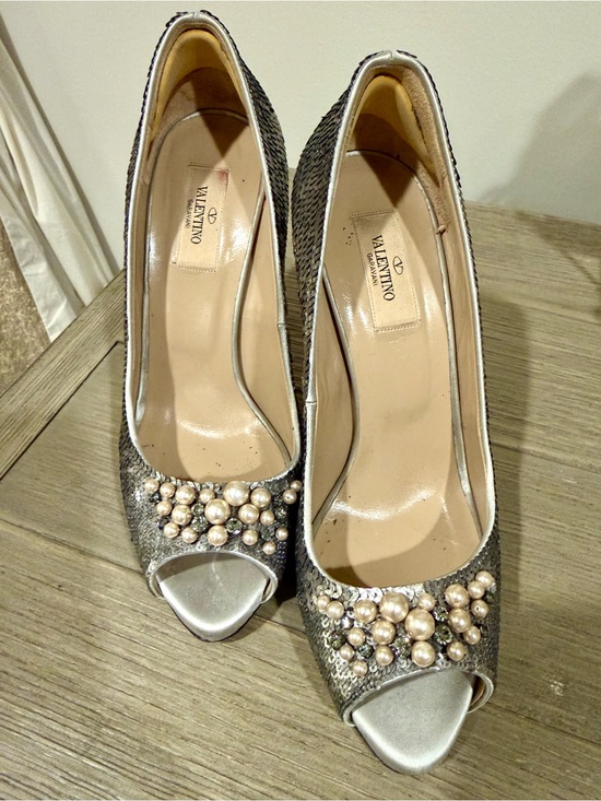 Valentino Garavani Shoes - Valentino Garavani Silver Pearl-Cluster Peep-Toe Pumps